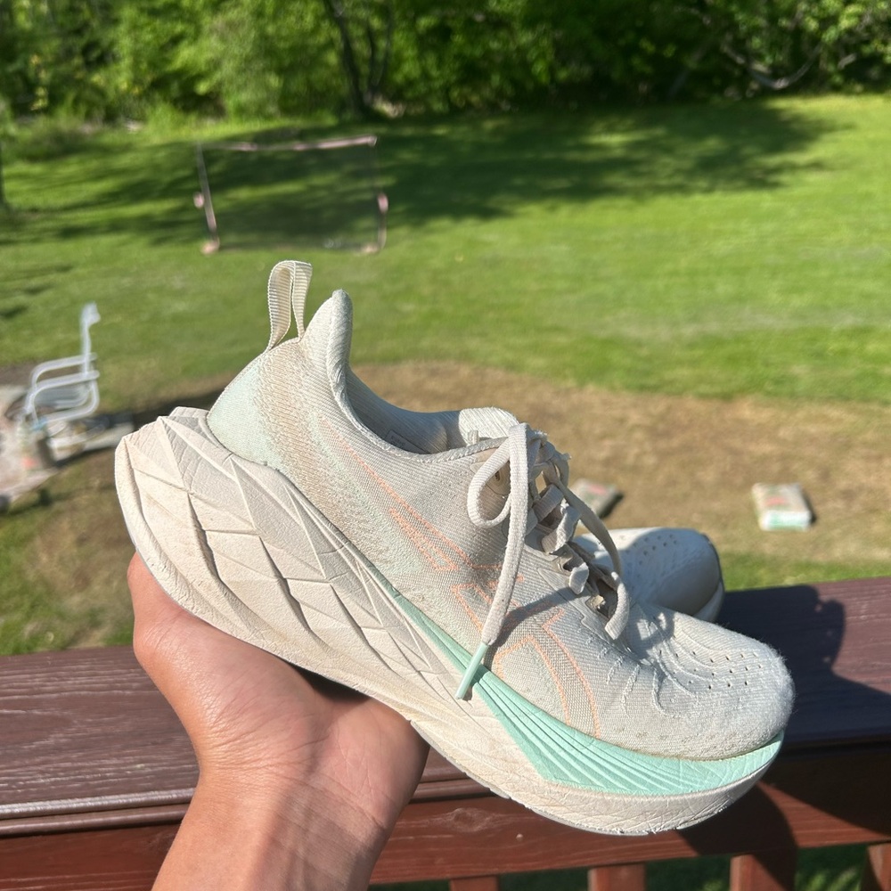 ASIC Novablast 4 Women Size 7.5